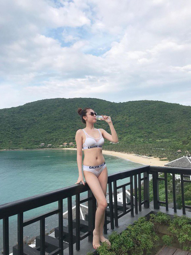 Áo tắm cô chọn thường không dùng đệm mút dày, có dây mảnh hoặc kiểu dáng thể thao.