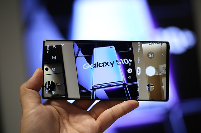 Galaxy Note10 cho phép người dùng quay video chuyên nghiệp mà không phải mang theo bất kỳ thiết bị phụ nào.