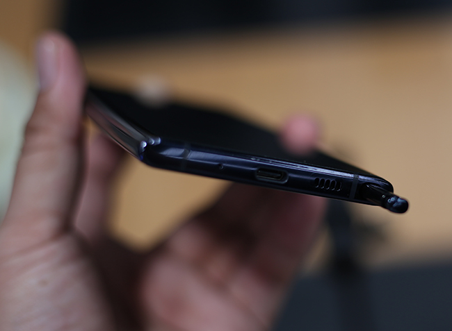 Bút S Pen mới cũng sử dụng công nghệ&nbsp;bluetooth năng lượng thấp, từng được giới thiệu trên Note9. Nó&nbsp;cho phép người dùng thực hiện nhiều thao tác với&nbsp;thiết bị thông qua cử chỉ.