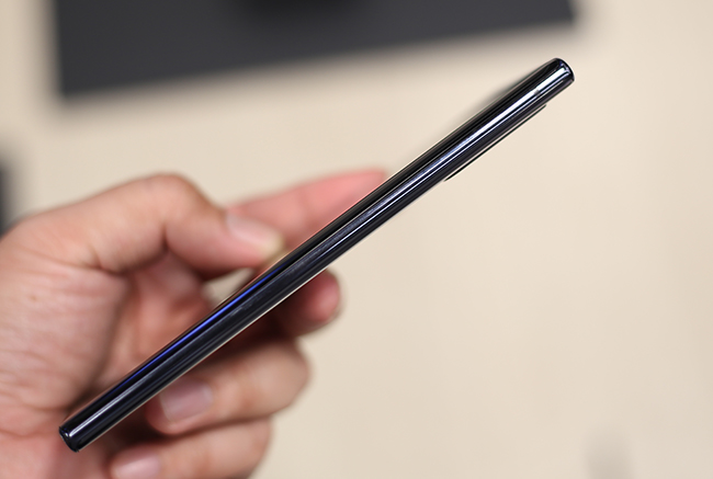 Với cả 2 phiên bản Note10, dù kích thước màn hình lớn nhưng máy vẫn gọn ghẽ trong lòng bàn tay.