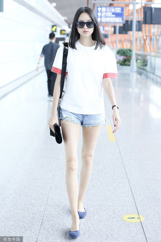Hoa hậu Trương Tử Lâm mới đây xuất hiện tại sân bay Bắc Kinh. Người đẹp gây ngỡ ngàng với thời trang áo phông, quần short jeans nhưng lộ đôi chân khẳng khiu.
