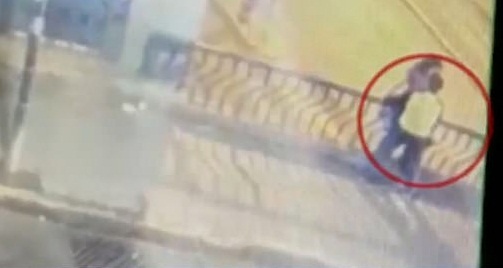 Thân mật chốn công cộng, cặp đôi chết thảm vì "chuyện tình lan can" - 1