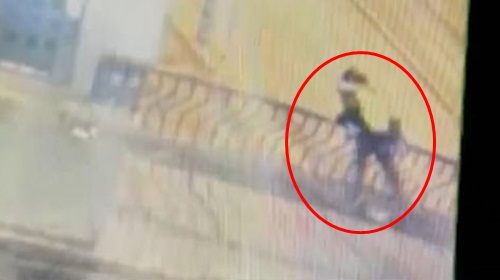 Thân mật chốn công cộng, cặp đôi chết thảm vì "chuyện tình lan can" - 2