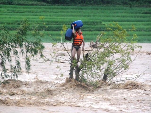 Tin tức trong ngày - Để "người hùng" bơi ra dòng nước lũ cứu người: Chủ tịch huyện nói gì?