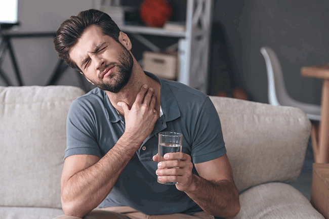 9. Khó nuốt: Nếu đau họng kéo dài trong vài tuần và trở nên tồi tệ hơn có thể là triệu chứng của ung thư vòm họng, dạ dày hoặc ung thư phổi.
