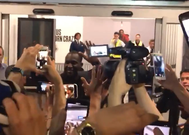 Lukaku vẫy tay đón nhận tình cảm của các fan Inter Milan khi vừa đến Ý