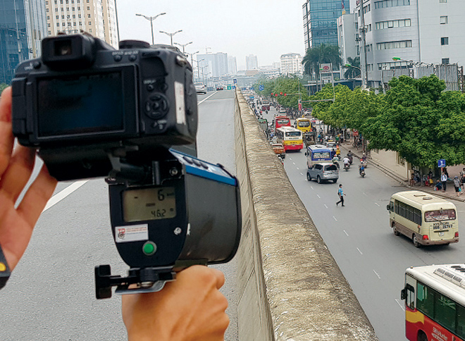 Dự thảo Nghị định 46 sửa đổi đã bổ sung quy định sử dụng thông tin, hình ảnh của tổ chức, cá nhân làm căn cứ xác định vi phạm thay vì chỉ thông qua phương tiện nghiệp vụ của lực lượng chức năng (Trong ảnh: Cảnh sát hóa trang, đứng trên đường vành đai 3 ghi hình xe vi phạm trên đường Phạm Hùng, Hà Nội). Ảnh: Văn Huế