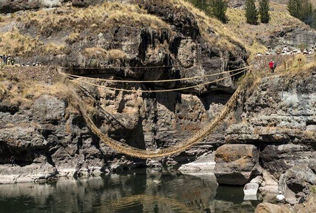 Hãi hùng đi trên cầu cỏ cheo leo giữa vực sâu - 1