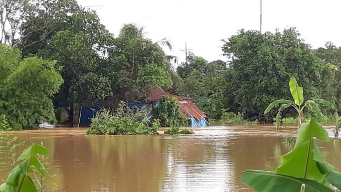 Nước lũ nhấn chìm nhiều hộ dân ở Lâm Đồng.