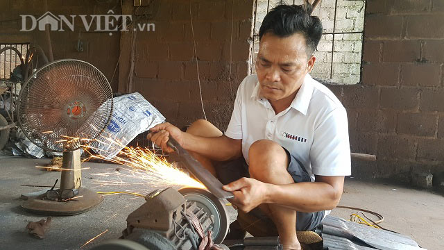 Nhờ nghề rèn dao truyền thống mà gia đình ông Ngô Thanh Quang ở thôn An Tiêm ăn nên làm ra.