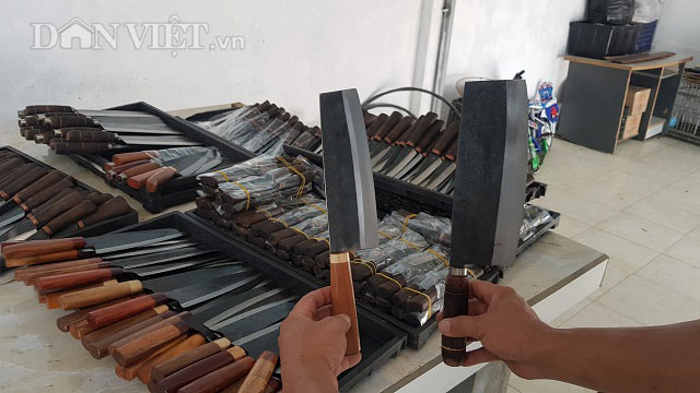 Trung bình mỗi tháng xưởng rèn của gia đình ông sản xuất được hơn 3 vạn các loại dao khác nhau, mỗi sản phẩm dao động từ mức 15.000 -35.000 đồng.