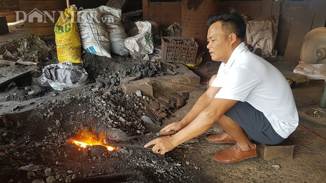 Ông Ngô Thanh Quang (sinh năm 1976), trú tại thôn An Tiêm, xã Thụy Dân, huyện Thái Thụy, Thái Bình) đang miệt mài rèn từng con dao. Ông Ngô Thanh Quang là một trong những hậu duệ góp phần gìn giữ, phát huy giá trị văn hóa, giá trị kinh tế của nghề rèn truyền thống làng An Tiêm.