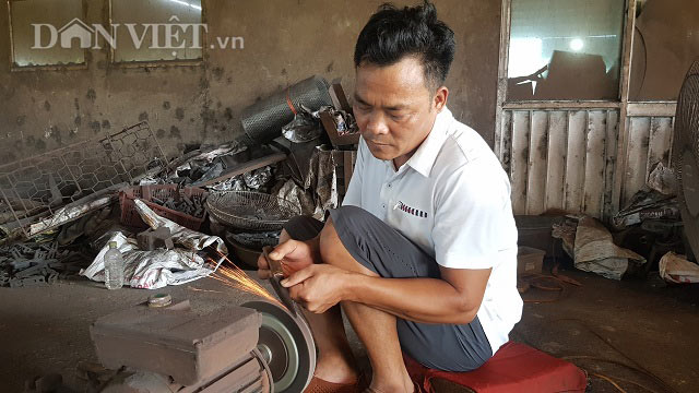 “Tôi rất vui mừng khi là một trong những người tiếp nối và duy trì nghề rèn truyền thống của quê hương và lại làm giàu từ nghề mà cha ông để lại.”, ông Quang tâm sự.