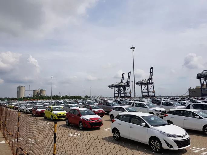 Ô tô nhập khẩu về cảng Hiệp Phước, Nhà Bè, TP HCM. Ảnh NLĐ