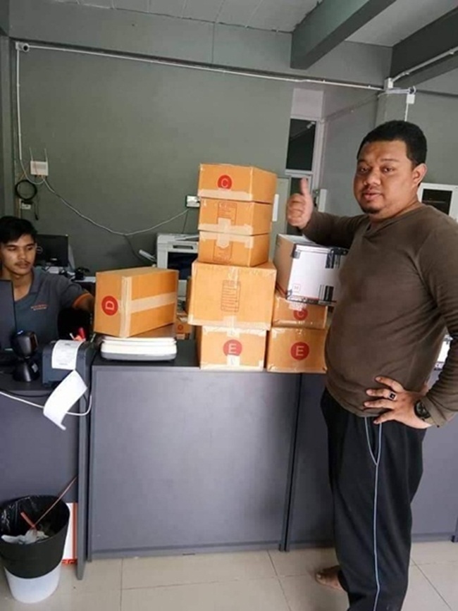 Anurak có một nhóm hỗ trợ trả lời các đơn đặt hàng, trả lời các câu hỏi trên Facebook Messenger, theo dõi các khoản thanh toán vào tài khoản ngân hàng và hét to để tạo hiệu ứng hài hước.