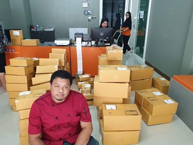 Fanpage của người đàn ông này hiện có hơn 700.000 lượt theo dõi và liên tục có các clip dài cả tiếng đồng hồ trò chuyện với khách với phong cách vui vẻ của Anurak.