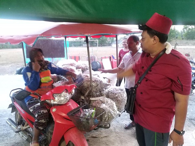 Anurak còn là người hiểu về sản phẩm, anh biết mùa nào ăn con gì là ngon nhất và tư vấn cho người mua.&nbsp;