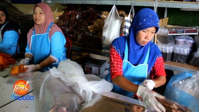 Anurak đã kể những câu chuyện đằng sau sản phẩm và những người ngư dân bắt chúng để hút khách.