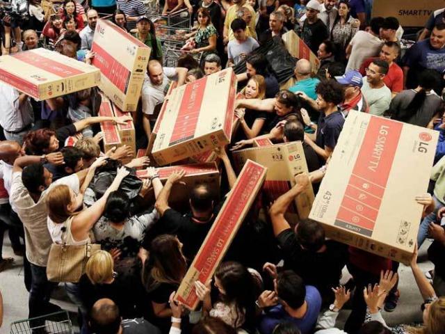 Media - Cảnh tượng tranh cướp nhau mua hàng giảm giá vào ngày "Thứ Sáu đen tối"