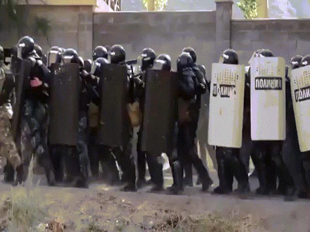 Thế giới - Bắt cựu Tổng thống Kyrgyzstan bất thành, 200 cảnh sát “trang bị tận răng” trở lại bắt tiếp