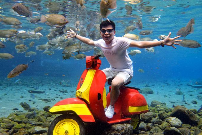 Xe máy được đặt xuống theo chiến lược, hoàn hảo để tạo dáng dưới nước tại hồ Umbul Ponggok - Indonesia. Ảnh: James Wendlinger