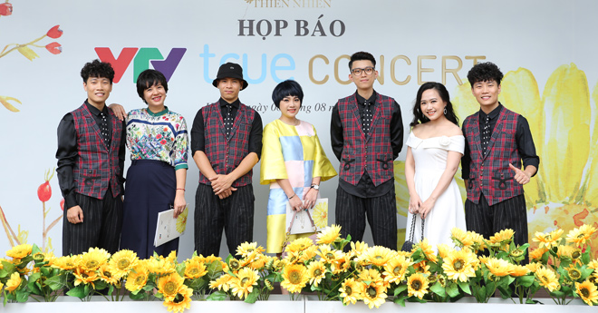 Diễm Quỳnh chụp hình cùng nhóm OPlus, ca sĩ Ngọc Khuê, Phương Thanh
