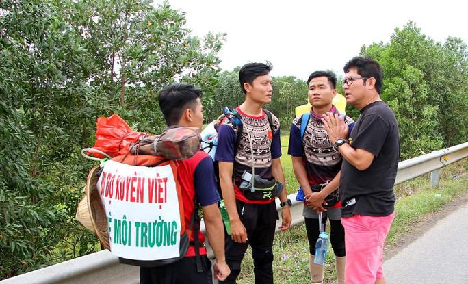 Nhóm 3 thành viên "Đi bộ xuyên Việt" kêu gọi bảo vệ môi trường hiện vẫn đang an toàn, khỏe mạnh - ảnh được các thành viên trong nhóm cung cấp cho Báo Người Lao Động