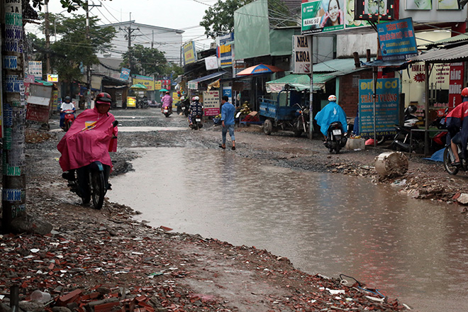Theo người dân địa phương, một trong những nguyên nhân khiến mặt đường Nữ Dân Công dày đặc “hố bom” là do đường không có cống thoát nước, xe tải trọng lớn lưu thông nhiều và tốc độ đô thi hóa khu vực quá nhanh.