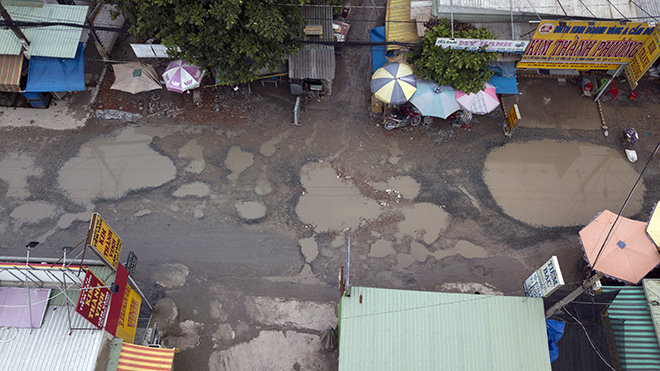 Nhìn từ trên cao, mặt đường Nữ Dân Công không khác gì cái ao nước.