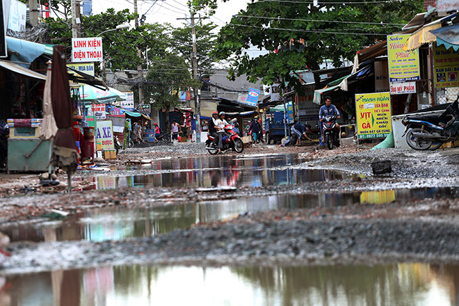 Ám ảnh với con đường dày đặc “hố bom”, người dân “sập bẫy” như cơm bữa - 6
