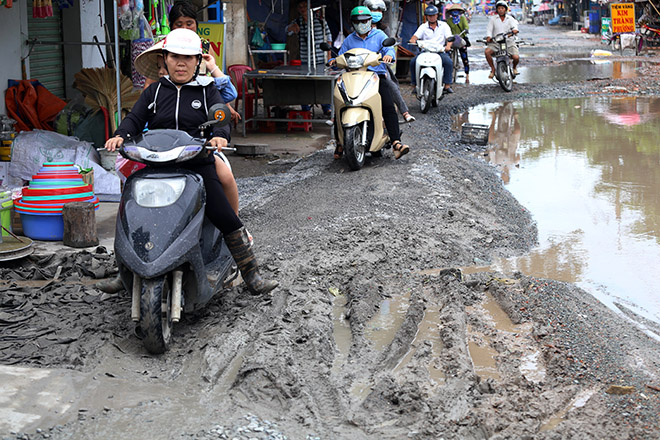  Mỗi “ao nước” trên đường rộng khoảng 2m, dài khoảng 4m chiếm gần hết diện tích mặt đường nên người dân phải men theo mép đường để lưu thông.