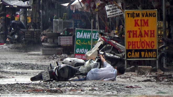 Người đàn ông ngã xuống đường bị xe máy đè lên người vì “sập bẫy”. “Ai nói đây là con đường tôi phản ứng đó. Làm gì có đường như thế này chứ. Đây là ao thì đúng hơn”, người đàn ông tên Quý bức xúc.