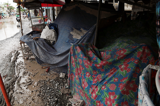 Công việc kinh doanh, buôn bán của các hộ dân hai bên đường gần như bị “đóng băng. “Nếu chưa làm đường thì chính quyền địa phương phải san lấp những ao nước, những cái bẫy này chứ sao để nó tồn tại vậy. Biết bao nhiêu vụ té ngã gãy tay, gãy chân rồi”, anh Hồ Lâm - người dân đường Nữ Dân Công chia sẻ.