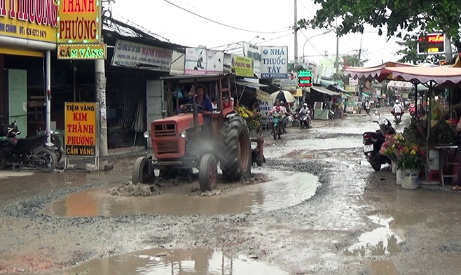 Tìm hiểu của phóng viên, đường Nữ Dân Công được xét duyệt đầu tư nâng cấp nông thôn mới giai đoạn 2013-2015 thế nhưng đến nay vẫn giậm chân tại chỗ. Chính quyền địa phương cho biết tuyến đường này dự kiến khởi công cuối năm nay và đưa vào sử dụng năm 2020.