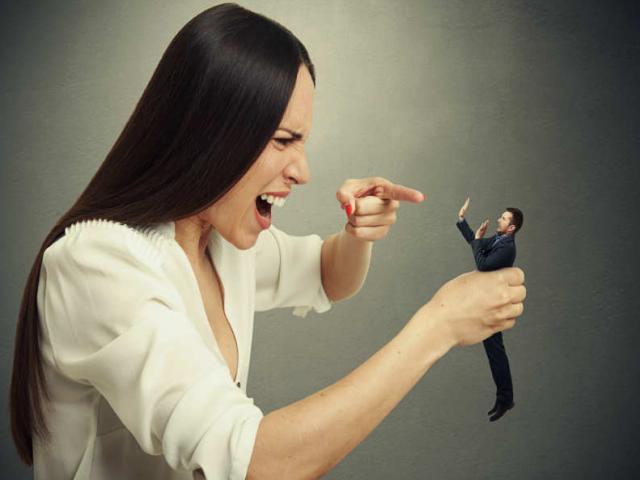 Truyện cười - Xem hoa hậu và phán một câu, anh chồng bị vợ "truy sát"