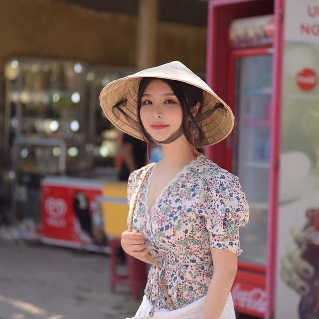 Park Hyun Seo từng đến Việt Nam du lịch vào tháng 2/2019. Loạt ảnh cô nàng đội nón lá, mặc áo dài thu hút hàng nghìn lượt thích. 