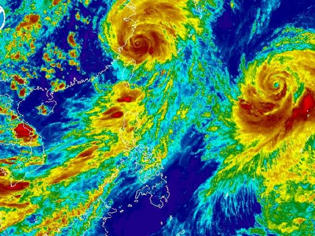 Choáng với hình ảnh 2 mắt bão khổng lồ ngoài Thái Bình Dương nhìn từ vệ tinh