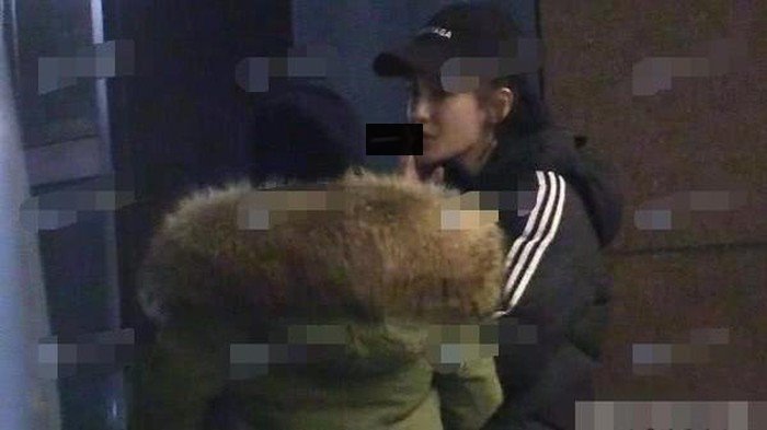 Angelababy vừa hút thuốc vừa nói chuyện cùng trợ lý