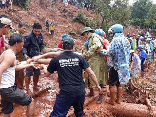 Tin tức trong ngày - Nóng 24h qua: Lặng người trước hình ảnh người mẹ ôm chặt con dưới lớp bùn đất