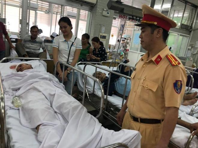 Thượng tá Huỳnh Trung Phong đến Bệnh viện Chợ Rẫy thăm hỏi, động viên thiếu tá Huỳnh Tấn Đạt