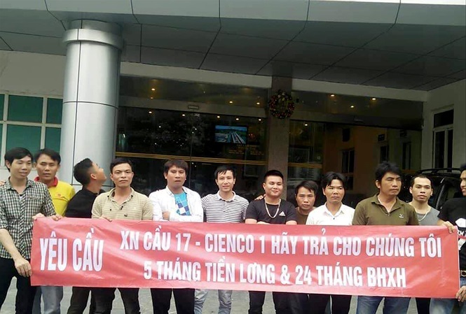 Mới đây, một số lao động tại công ty của Cienco1 kéo tới trụ sở tổng công ty căng biển đòi lương và nợ bảo hiểm xã hội Ảnh: Dương Hưng
