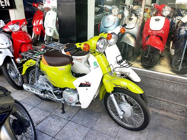 Các mẫu xe nhái kiểu dáng Honda Wave, Cub được bày bán công khai ngay trên vỉa hè, có giá bán chỉ khoảng từ 15 triệu đồng trở xuống. Ảnh: Thanh Tùng