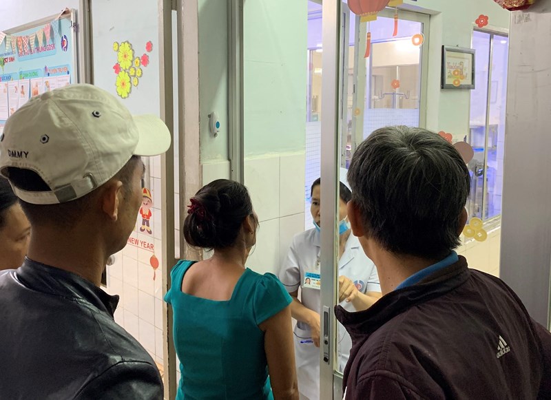 Bé gái được chuyển vào Trung tâm y tế thị xã Thuận An cấp cứu kịp thời