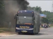 Tin tức trong ngày - Xe khách &quot;5 sao&quot; bốc cháy ngùn ngụt tại cầu Đông Trù, Hà Nội