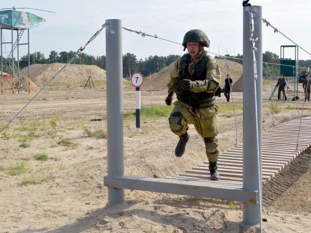 Thế giới - Quân nhân Việt Nam mặc thử bộ trang phục Ratnik-2 tại ARMY-2019