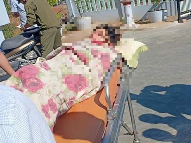 Chị A. được đưa đi cấp cứu.