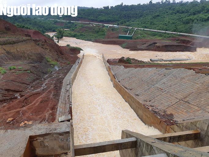 Nhiều vị trí dưới thân đập bị xói lở