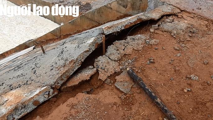 Thân đập thủy điện bị bong tróc