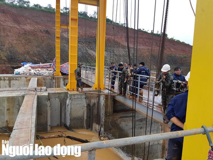 Van xả nước của thủy điện bị kẹt
