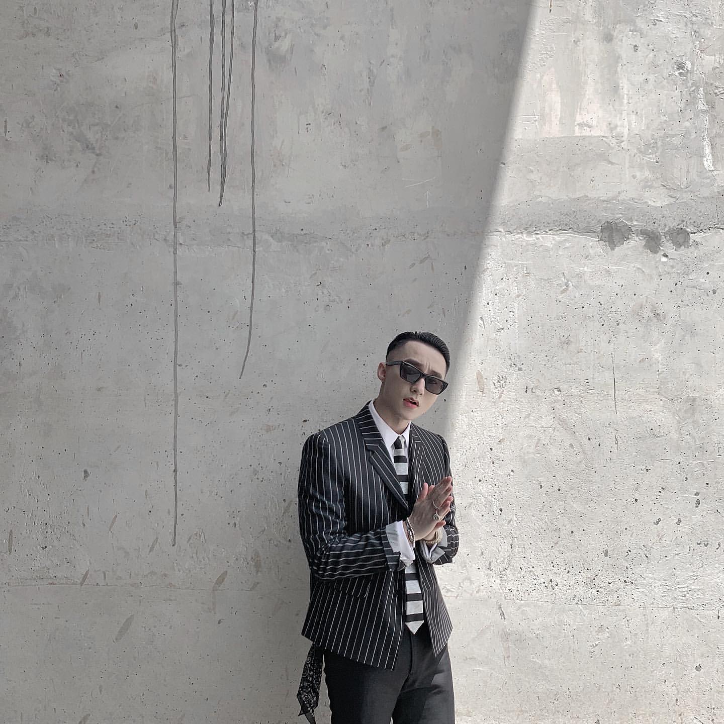 Thời trang diện suit của Sơn Tùng dạo gần đây. Anh chàng rất thông minh khi&nbsp;kết hợp set đồ&nbsp;với phụ kiện tưởng không liên quan đến nhau&nbsp;như khăn...